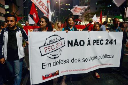 Movimentos sociais protestam na Avenida Paulista contra PEC do Teto de Gastos (PEC DO FIM DO MUNDO, da MALDADE)